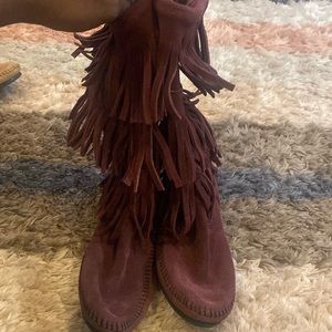 Minnetonka Moccasin burgundy boots size 8